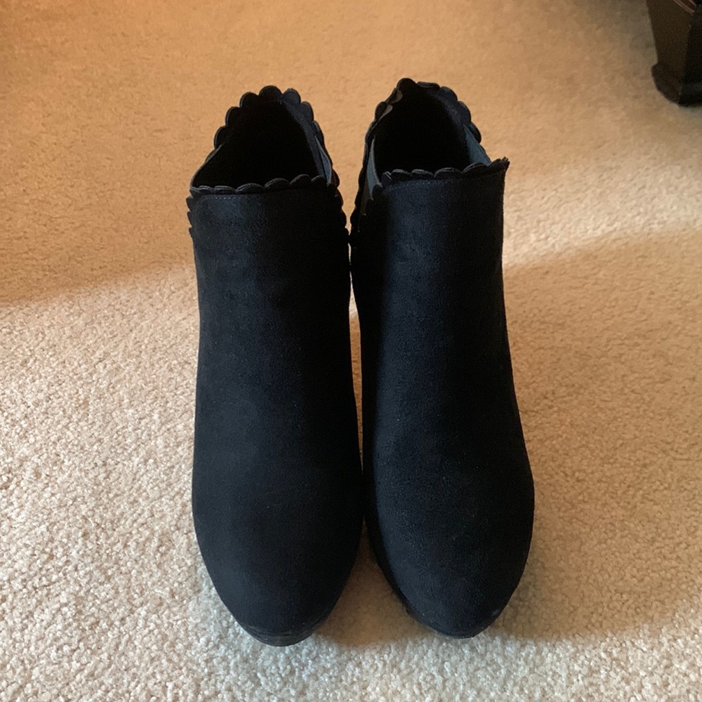 Black Chinese laundry, booties